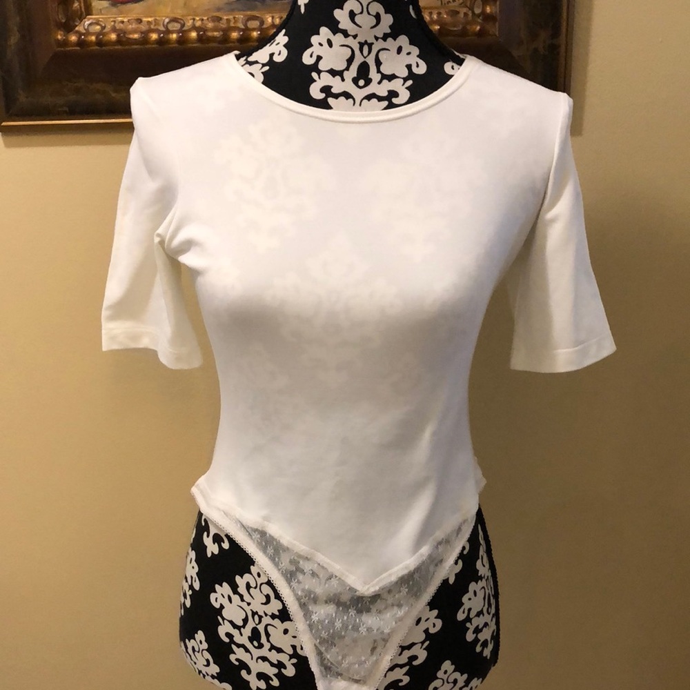 🕊️A’nue Ligne short sleeved luxe stretch bodysuit with lace panty snap close